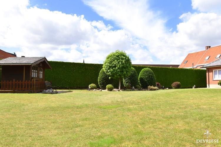 Statige gelijkvloerse villa met rustige ligging en mooie tuin 