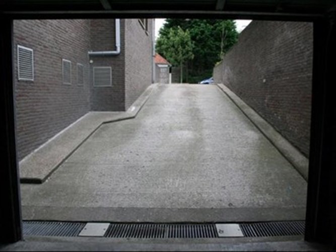 Emplacement pour la voiture n&#176;6 dans le garage sous-sol de la r&#233;sidence Hotel van Brugge 
