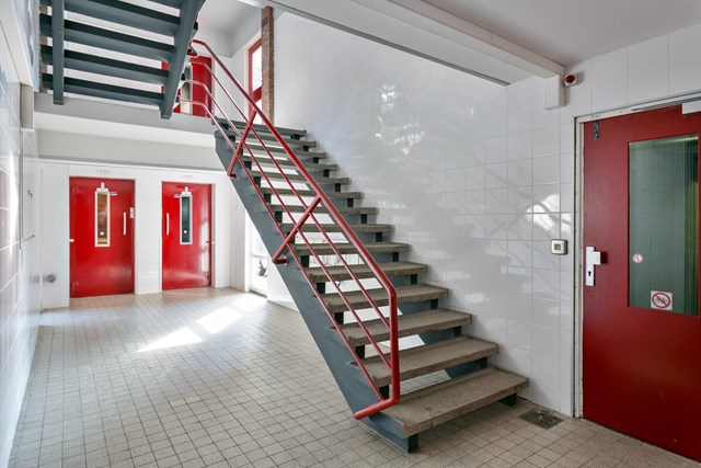 Vanuit de centrale hal bereikt u het trappenhuis met liften en trappen.