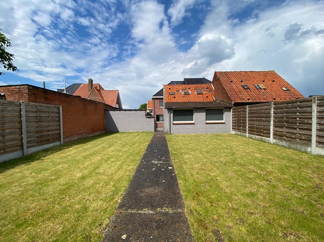 Gerenoveerde woning met terras, tuin en garage in centrum Oostkamp 