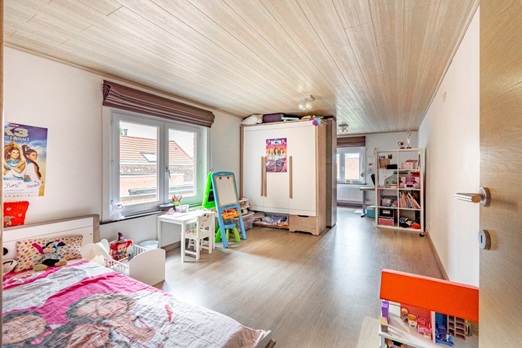 Gerenoveerde woning met 3 ruime slaapkamers, zonnepanelen en garage in centrum Roeselare 
