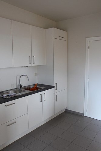 Volledig vernieuwd ruim gezellig appartement met garage centrum Roeselare 