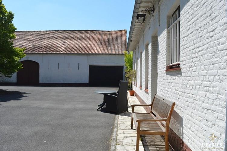 Historische hoeve verborgen in het centrum van Gullegem 