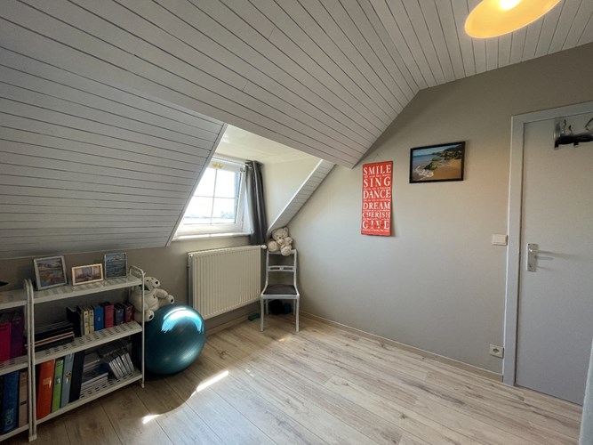 Landelijk gelegen alleenstaande woning met ruime garage te Kortemark 