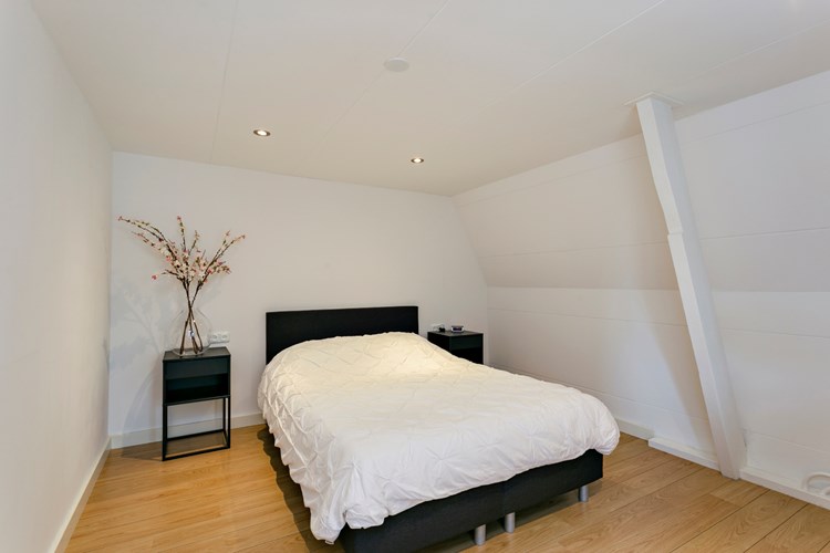 Slaapkamer II, gelegen aan de achterzijde. Met een laminaatvloer, stucwerk wanden en een gipsplaten plafond met inbouwspots.