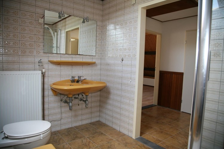 badkamer met dubbel wastafelmeubel en toilet