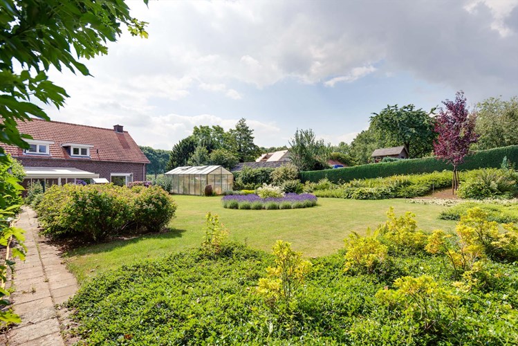Op een bijzondere en mooie locatie gelegen halfvrijstaande woonboerderij met een prachtige tuin op een ruim perceel van maar liefst 1320 m2. 