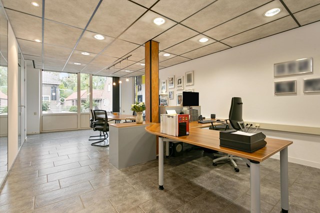 De kantoorruimtes zijn afgewerkt met een tegelvloer met vloerverwarming, stucwerk wanden en een systeemplafond.