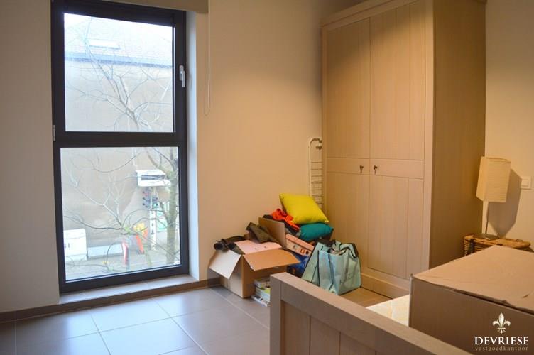 Recent 2 slaapkamer bemeubeld appartement in Kortrijk met garage 