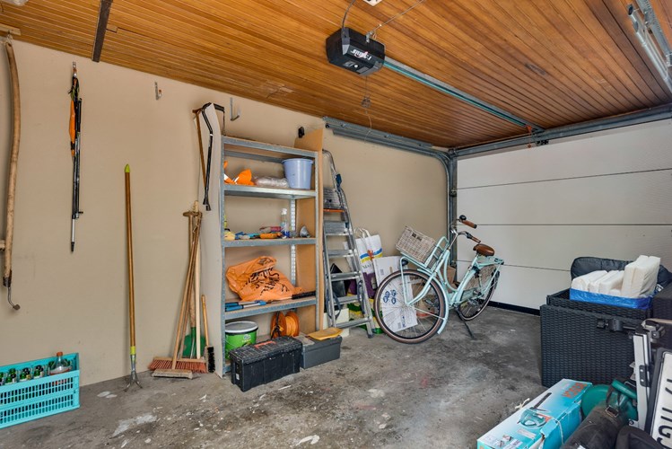 Met de garage geschakelde halfvrijstaande woning met serre en terrasoverkapping. 