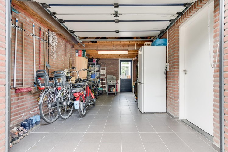 In een kindvriendelijke woonwijk, ligt aan een woonerf, deze royale geschakelde woning met inpandig bereikbare garage en ruime serre. De woning ligt zeer gunstig t.o.v. de stad Roermond 