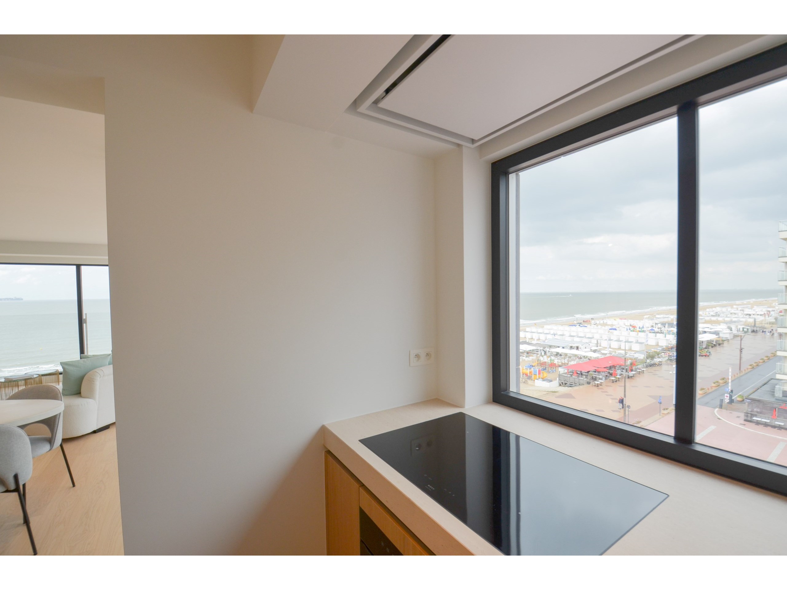 Appartement d&#39;angle enti&#232;rement r&#233;nov&#233; et intemporel avec une vue exceptionnelle en front de mer. 