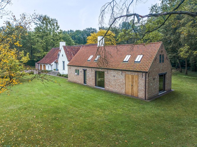 Volledig gerenoveerde villa met vele mogelijkheden op een terrein van ca 1 Ha. te Schilde 