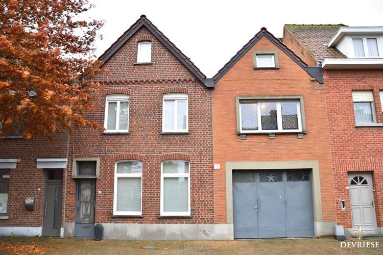 Woning met 4 slaapkamers, garage en tuin nabij centrum Wevelgem 
