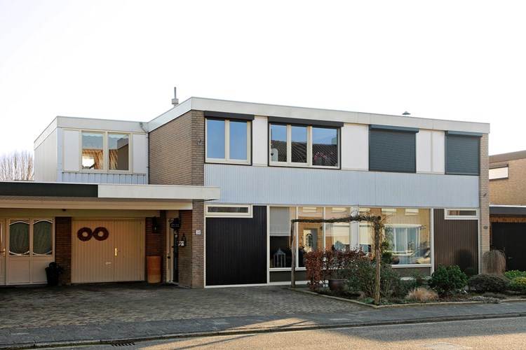 Nabij voorzieningen in Roggel gelegen moderne ruime instapklare woning. 