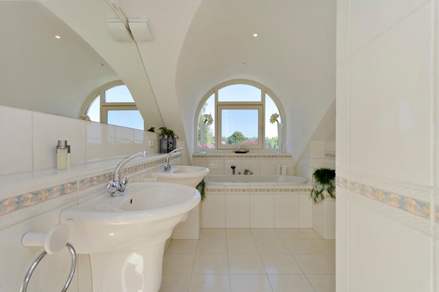 De badkamer op de verdieping met dubbele wastafel, ligbad en separate douche. (Voor het realiseren van de badkamer op de begane grond zijn alle voorbereidingen reeds aangelegd)