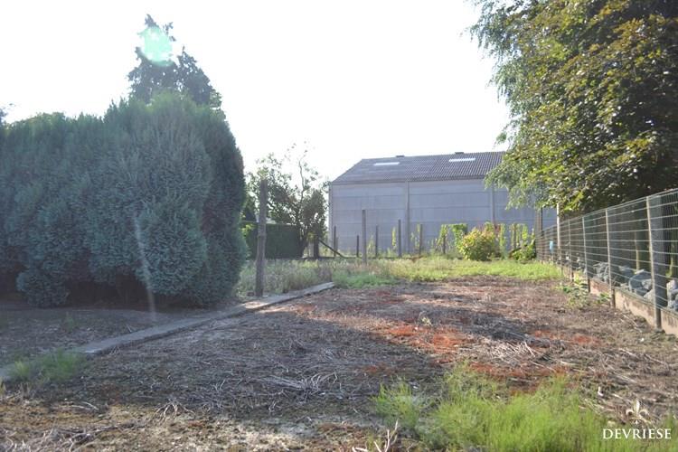 Ruime te vernieuwen hoekwoning met grote tuin 
