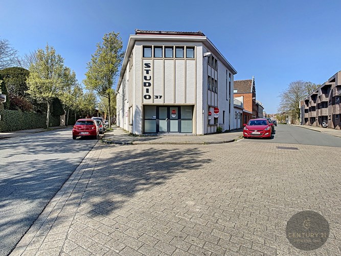 Recent gemeubelde studentenkamer met overdekte parkeerplaats in Sint-Andries 