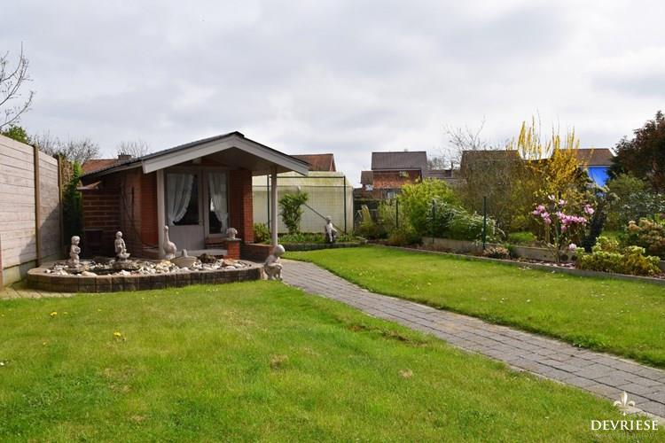 Kloeke eigendom met 4 slaapkamers, garage, zolder en zonnige tuin te koop in Gullegem 