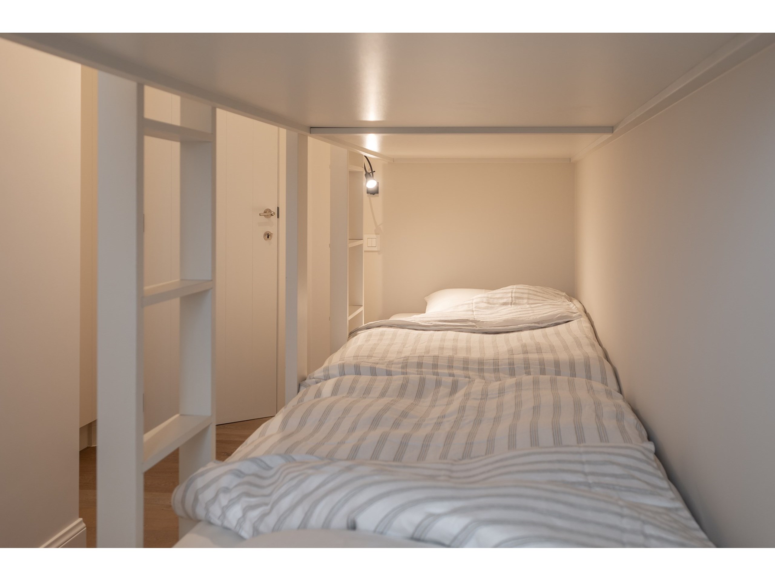 Volledig gerenoveerd appartement met zijdelings zeezicht en open zicht over de Approach minigolf. 