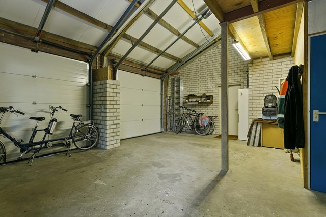 De woning beschikt over een inpandige garage met tweemaal electrisch bedienbare toegangsdeuren.