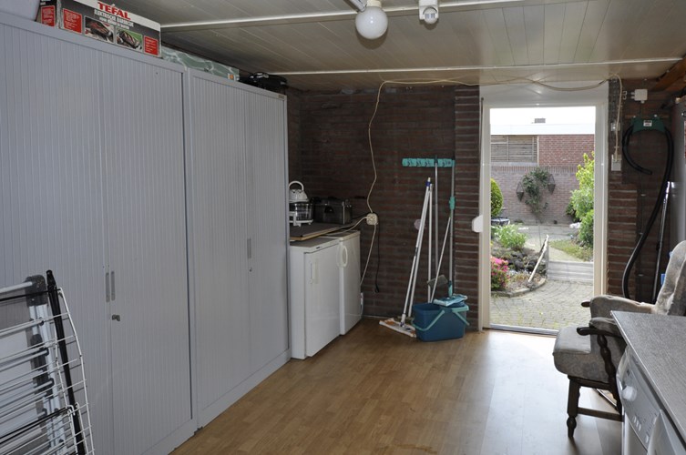 Ruime halfvrijstaande woning met aanbouw, garage en carport nabij centrum van Heythuysen 