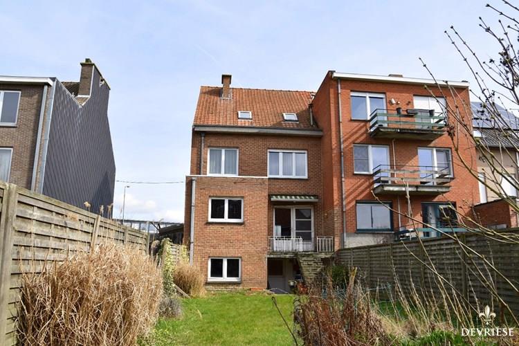 Te renoveren stadswoning op Sint-Elisabeth Kortrijk met 5 slaapkamers, garage en tuin 