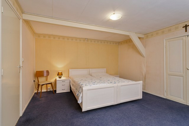 Alle slaapkamers hebben vloerbedekking, behangen wanden en deels gipsplaten en deels schroten plafonds.