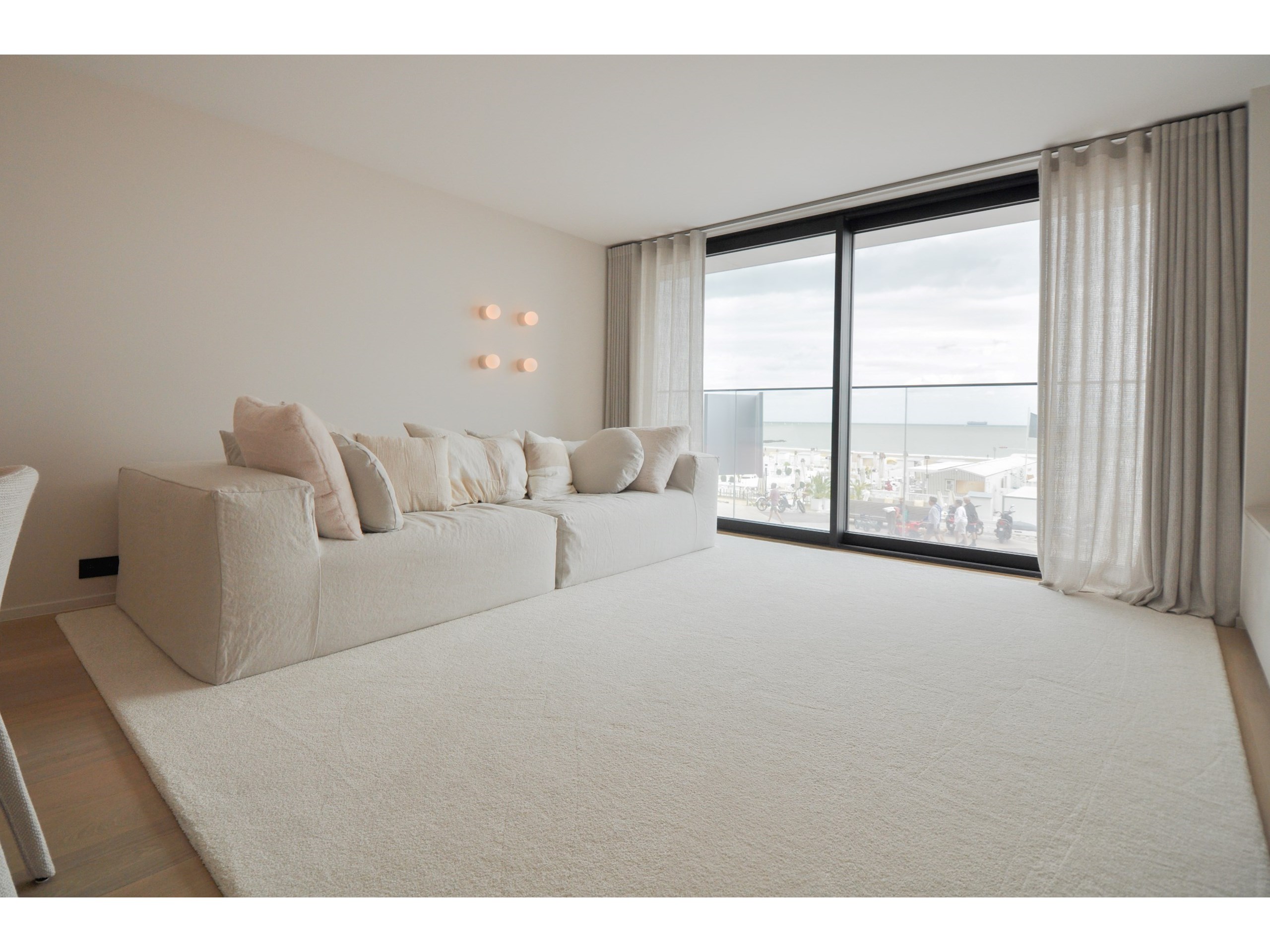 Subliem appartement met frontaal zeezicht afgewerkt met zeer kwalitatieve materialen. 