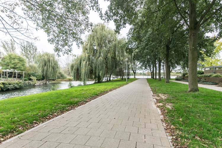 MODERNE EN GEDEELTELIJK UITGEBOUWDE TUSSENWONING MET TERRASOVERKAPPING EN GROTE BERGING 