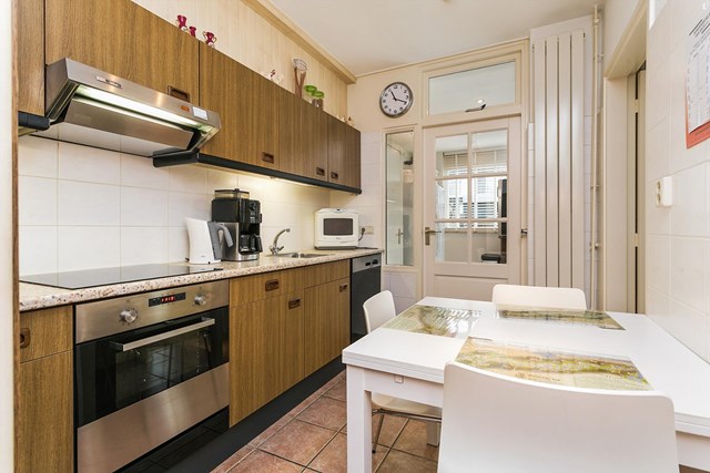 De keuken in hoekopstelling is voorzien van een inductie kookplaat, afzuigkap, een afwasmachine, koelkast en oven.