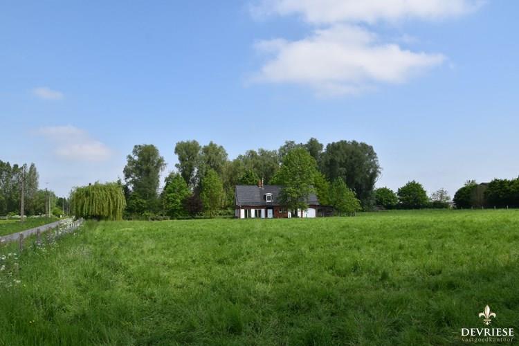 Landelijk gelegen eigendom op 2032 m&#178; te koop in Rumbeke/Roeselare 