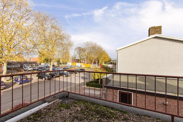 Halfvrijstaand woonhuis met garage, overdekt terras en tuin, fraai gelegen op een hoekperceel nabij het centrum van Susteren. 
