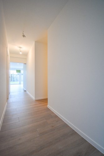Lichtrijk gelijkvloers appartement met priv&#233; tuintje 