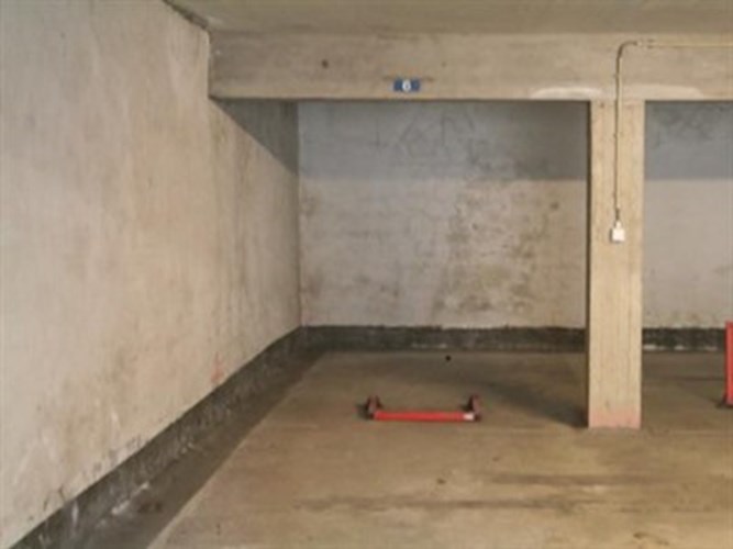 Emplacement pour la voiture n&#176;6 dans le garage sous-sol de la r&#233;sidence Hotel van Brugge 