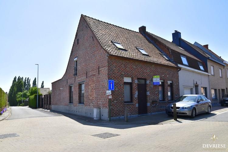 Ruime hoekwoning met 4 slaapkamers en 3 garages te koop in Wevelgem 