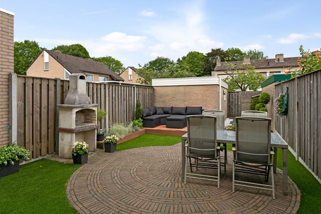 De achtertuin heeft meer dan voldoende ruimte voor beide terrassen loungeset en plantenborder.