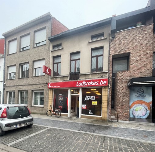 Handelspand met priv&#233;-woonst vele mogelijkheden in centrum Roeselare 