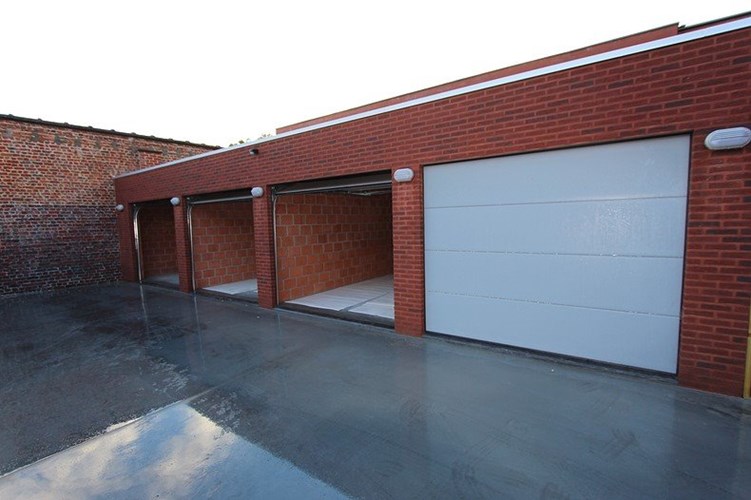 Afzonderlijke gemetste garage te huur centrum Roeselare 