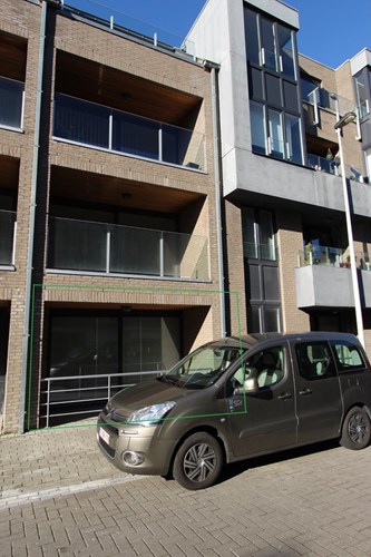 Bemeubeld gelijkvloers appartement met garage te Oostende 