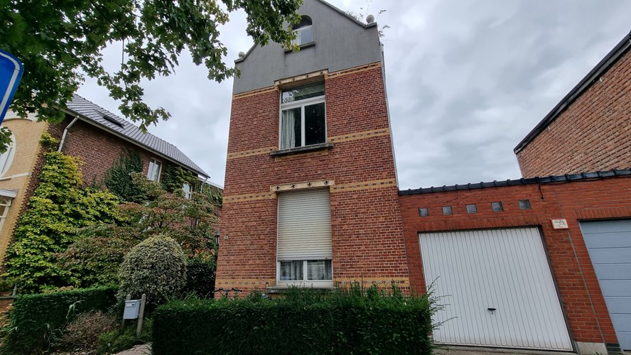 Te renoveren woning met 5 slpk en garage in Wommelgem 