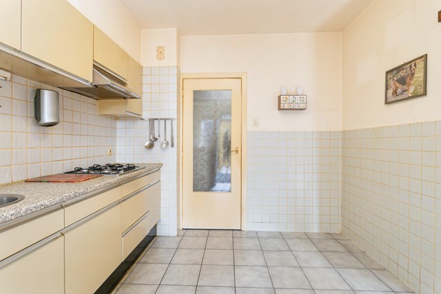 Als u de muur tussen keuken en woonkamer (rechts) weghaalt, ontstaat er een grote ruimte met woonkamer en open keuken