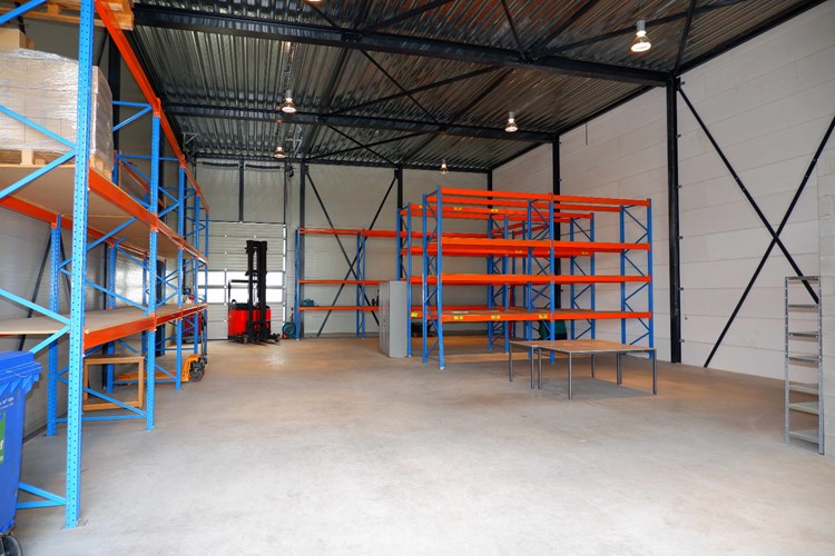 Bedrijfsruimte met een gevlinderde vloer met vloerverwarming. Oppervlakte ca. 260 m2.