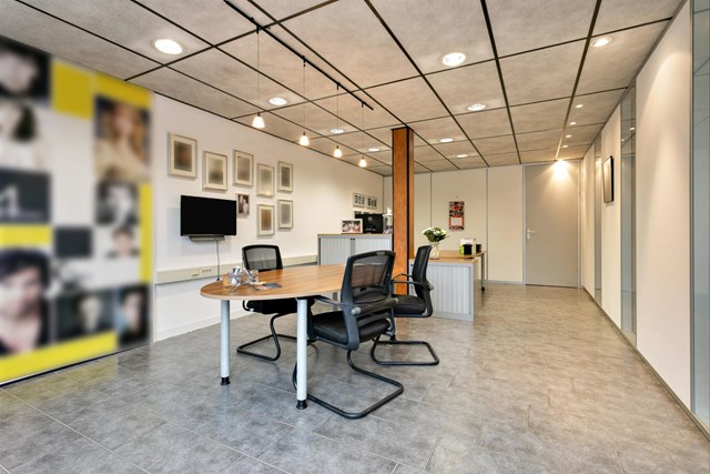 Ook de tweede kantoorruimte biedt mogelijkheden voor meerdere werkplekken of het realiseren van een extra spreekkamer.