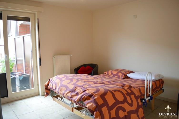 Instapklaar gelijkvloers 2 slaapkamer appartement te Kortrijk 