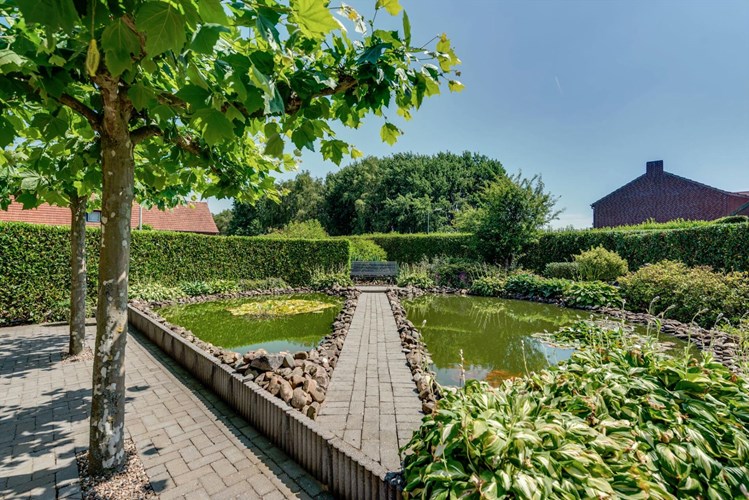 Binnen de bebouwde kom van Roggel gelegen vrijstaande boerderijwoning met o.a. een riant bijgebouw, zwembad, schuren en magnefieke grote tuin. 