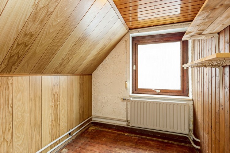Slaap-/werkkamer gelegen aan de achterzijde, met houten vloerdelen,  hout beklede wanden  en een schroten plafond. Daglicht via een hardhouten raamkozijn met dubbel bewerkt glas en een rolluik. 