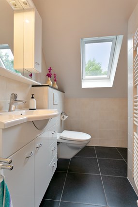 De badkamer is in 2012 vernieuwd en heeft naast een badmeubel met wastafel een mooie inloopdouche, 2e toilet, designradiator en mechanische afzuiging.