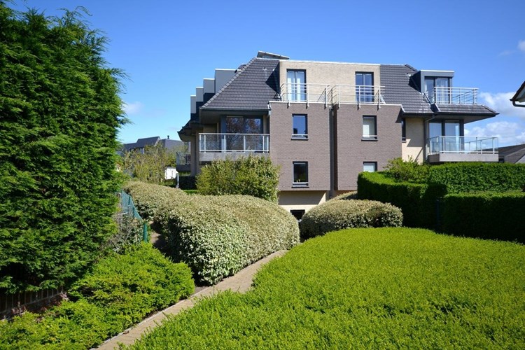 Modern ingericht appartement met twee slaapkamers en ruim zuidgericht terras te Sint-Idesbald. 