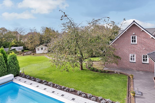 Vrijstaand landhuis met losse dubbele garage, zwembad en grote tuin 